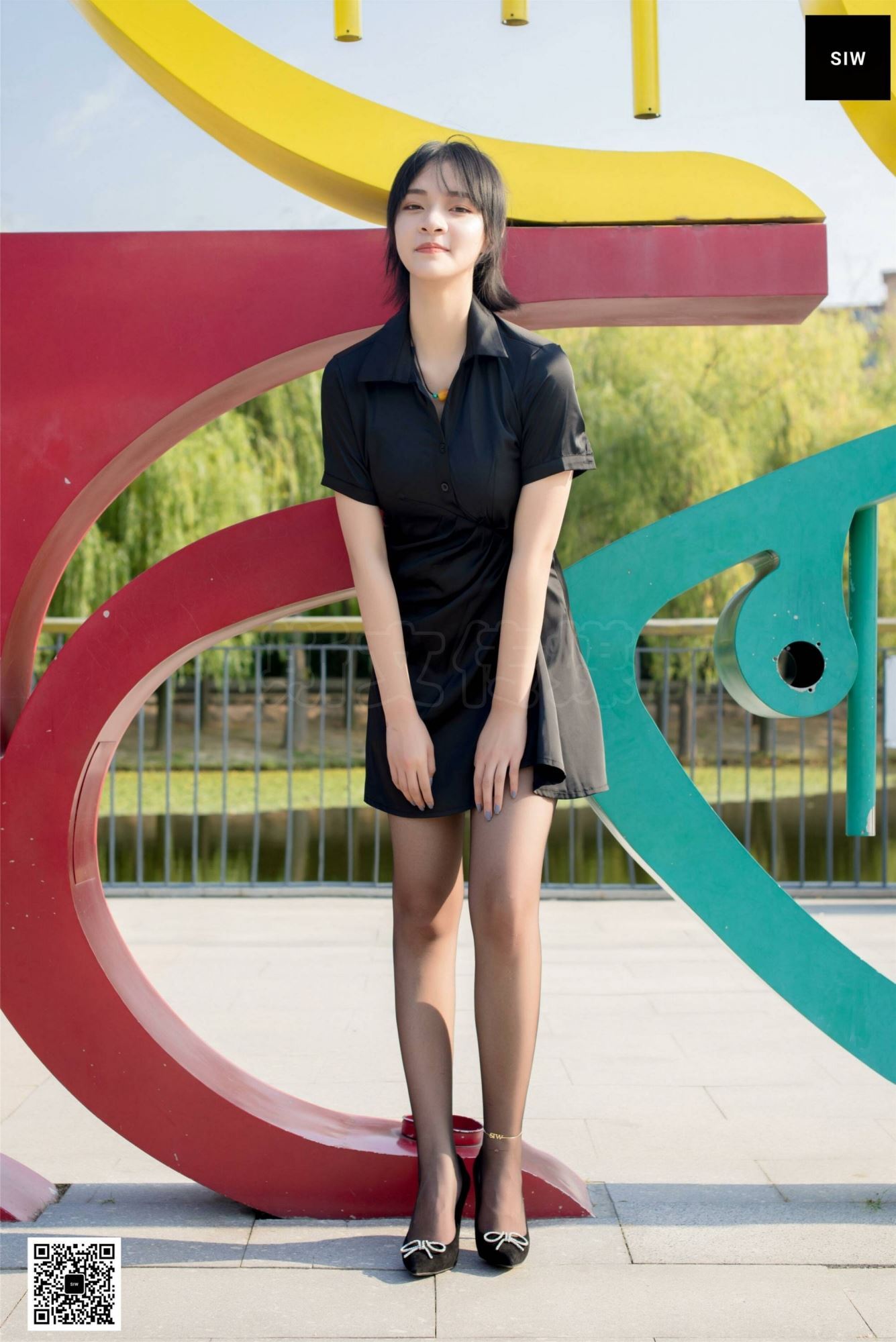 SIW斯文传媒 091 思琪 真丝修身超短低腰裙